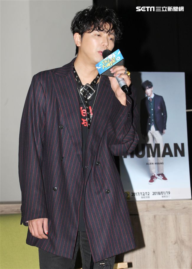 小鬼黃鴻升上「安安大明星」直播宣傳專輯。（記者邱榮吉/攝影）