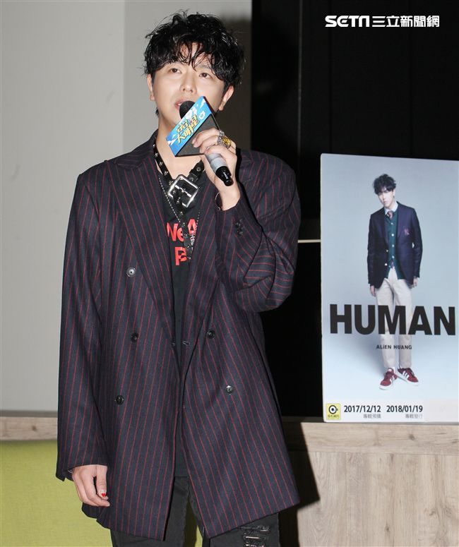 小鬼黃鴻升上「安安大明星」直播宣傳專輯。（記者邱榮吉/攝影）