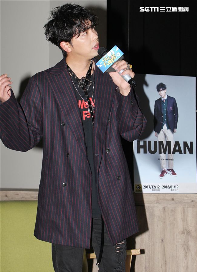 小鬼黃鴻升上「安安大明星」直播宣傳專輯。（記者邱榮吉/攝影）