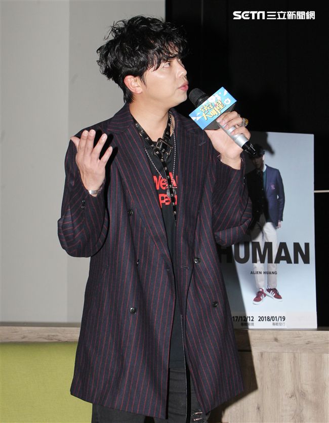 小鬼黃鴻升上「安安大明星」直播宣傳專輯。（記者邱榮吉/攝影）