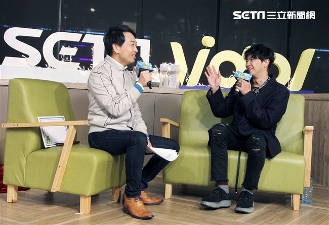 小鬼黃鴻升上「安安大明星」直播宣傳專輯。（記者邱榮吉/攝影）