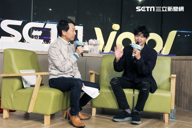 小鬼黃鴻升上「安安大明星」直播宣傳專輯。（記者邱榮吉/攝影）