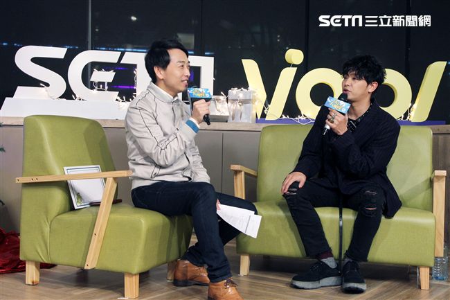 小鬼黃鴻升上「安安大明星」直播宣傳專輯。（記者邱榮吉/攝影）