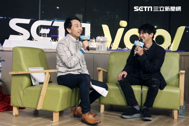 小鬼黃鴻升上「安安大明星」直播宣傳專輯。（記者邱榮吉/攝影）