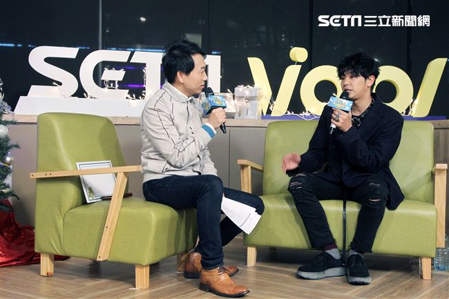 小鬼黃鴻升上「安安大明星」直播宣傳專輯。（記者邱榮吉/攝影）