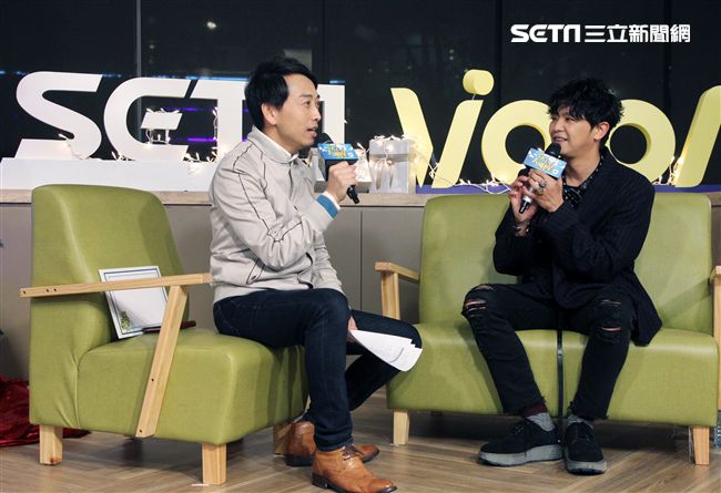 小鬼黃鴻升上「安安大明星」直播宣傳專輯。（記者邱榮吉/攝影）