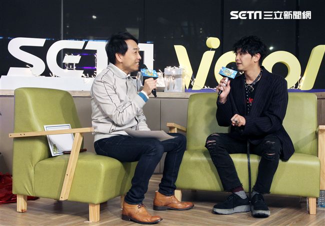 小鬼黃鴻升上「安安大明星」直播宣傳專輯。（記者邱榮吉/攝影）