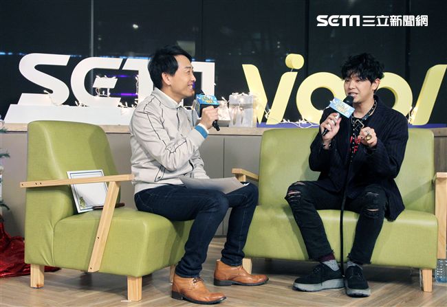 小鬼黃鴻升上「安安大明星」直播宣傳專輯。（記者邱榮吉/攝影）