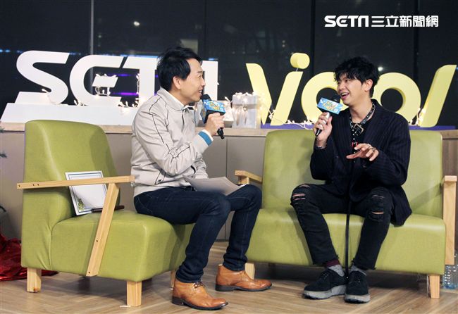 小鬼黃鴻升上「安安大明星」直播宣傳專輯。（記者邱榮吉/攝影）