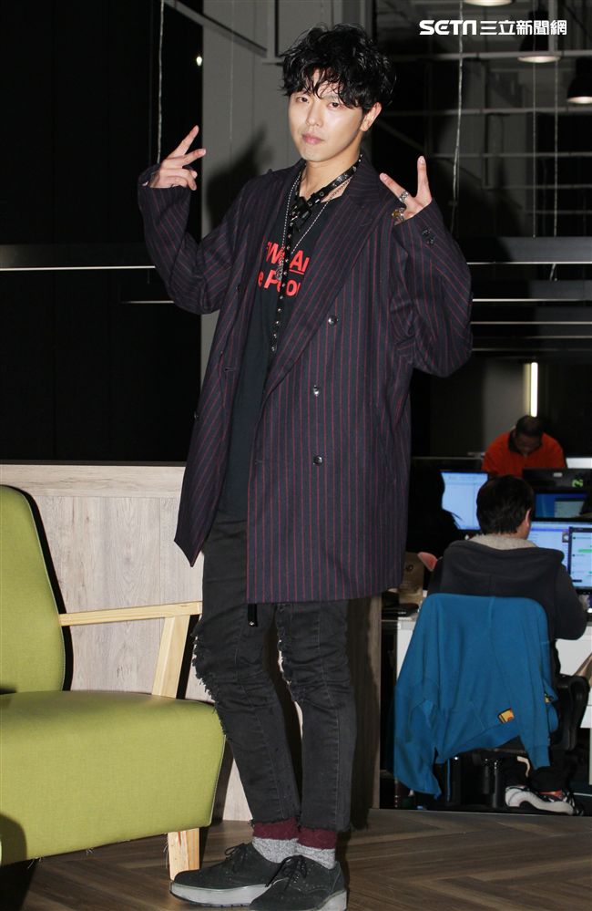 小鬼黃鴻升上「安安大明星」直播宣傳專輯。（記者邱榮吉/攝影）