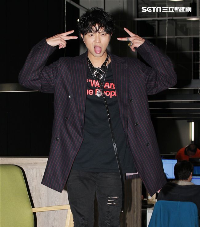 小鬼黃鴻升上「安安大明星」直播宣傳專輯。（記者邱榮吉/攝影）