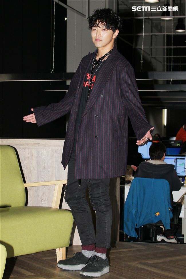 小鬼黃鴻升上「安安大明星」直播宣傳專輯。（記者邱榮吉/攝影）