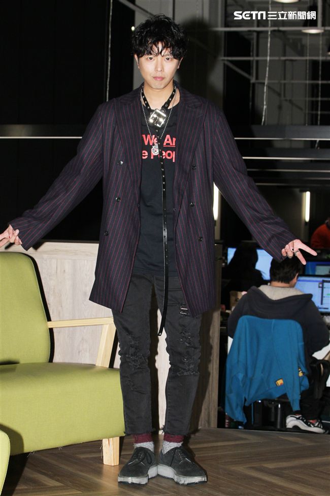 小鬼黃鴻升上「安安大明星」直播宣傳專輯。（記者邱榮吉/攝影）