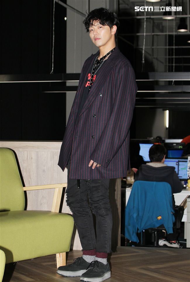 小鬼黃鴻升上「安安大明星」直播宣傳專輯。（記者邱榮吉/攝影）