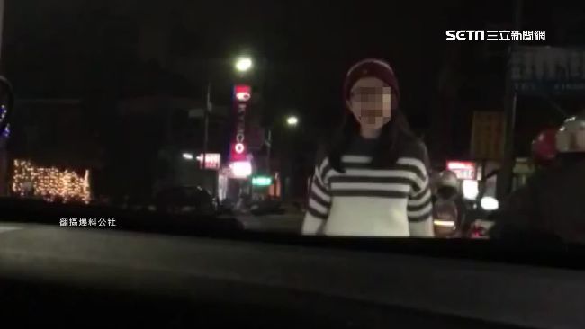 好毛！少女衝出詭定格　駕駛急剎魂飛