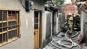 台北市迪化街二段巷內1間平房突然竄出火苗，警消獲報後趕抵現場，竟是女房東不理會醉房客敲門，對方竟然在走廊上縱火，還將她毆傷後逃逸無蹤，警方正全力追緝男房客下落（翻攝畫面）