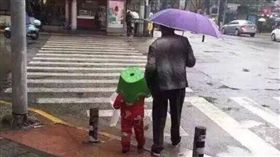 阿嬤撐傘牽孫出門，孫子沒傘撐，頭上卻驚見一頂塑膠椅。（圖／翻攝爆廢公社）