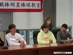 ▲軟銀鷹選手城所龍磨（左起）、柳田悠岐與福田秀平剛下飛機就到座談會。（圖／記者蕭保祥攝）