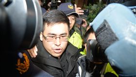 檢調搜索王炳忠住處  帶回偵訊（1）檢調19日到新黨發言人王炳忠的住處搜索，經過數小時的搜索行動，王炳忠（圖）被調查局人員帶出台北市萬華的住處，將直接帶往新店調查站。中央社記者孫仲達攝  106年12月19日