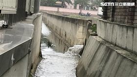 科逸國際公司將含有石英玻璃粉的廢水排放到灌溉溝渠，農民擔心農作物遭到汙染，向環保局提出檢舉，保七總隊與環保局前往稽查，訊後將負責人依違反廢棄物清理法函送法辦（翻攝畫面）