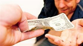 地表最美女騙子,詐欺,美魔女,偽造文書
圖／攝影者David Goehring, Flickr CC License
https://www.flickr.com/photos/carbonnyc/5747629074/