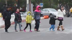 冷氣團發威　淡水11.3度大陸冷氣團發威，中央氣象局表示，17日清晨淡水測得攝氏11.3度低溫。行人穿著冬衣，抵禦寒風的吹拂。中央社記者徐肇昌攝　106年12月17日