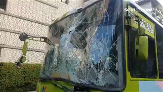 公車衝撞橋墩　上班尖峰交通塞爆