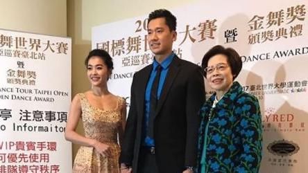 何家護航成箭靶　何守正向媽下跪道歉