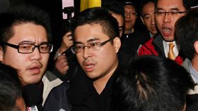 王炳忠疑涉國安法  移北檢複訊檢調調查新黨發言人王炳忠（中）等人疑涉國家安全法案件，19日清晨指揮警、調單位搜索約談，晚間將王炳忠移送北檢複訊。中央社記者施宗暉攝　106年12月19日