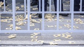 全國關廠工人成員前往交通部撒冥紙抗議 圖／記者林敬旻攝