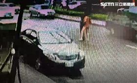 離譜，大白天竟擄人還扒光人家衣服！新北市土城區前天下午發生一場街頭驚魂記，38歲曾姓男子開車載著27歲彭姓女友外出，行經金城路上時，突然遭一輛白色自小客車急停攔車擋道，車上4名男子下車後竟將曾男強行拖下車，在大街上毆打脫衣，甚至還想將人強行擄走，所幸曾男的女友趕緊報警，4名惡煞才將曾男趴光衣物後開車逃逸。警方表示，尚未釐清雙方糾紛原因，目前已針對現場遺留的物品，採集相關跡證持續追查中。