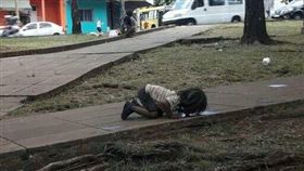 阿根廷,女孩,跪地,積水,舔水,解渴,口渴,熱浪（圖／翻攝自臉書Migue Rios）https://www.facebook.com/photo.php?fbid=1639209472788588&set=a.272698199439729.62919.100000986525915&type=3&theater