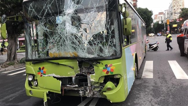 公車司機打瞌睡撞橋墩　監視器曝光
