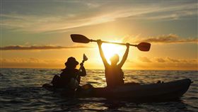 台東獨木舟迎日出。（圖／Tripbaa趣吧！達人帶路）