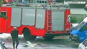 台北市迪化街二段巷內1間平房突然竄出火苗，警消獲報後趕抵現場，竟是女房東不理會醉房客敲門，對方竟然在走廊上縱火，還將她毆傷後逃逸無蹤，警方循線逮獲邱翁，訊後依公共危險及傷害罪送辦（翻攝畫面）