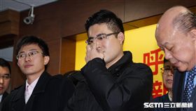 針對王炳忠、侯漢廷等人遭搜索，新黨副主席李勝峰召開記者會說明。 圖／記者林敬旻攝