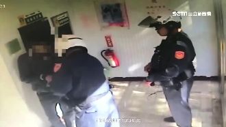 拿鈔票狂甩！詐騙車手落跑慘遭警制伏