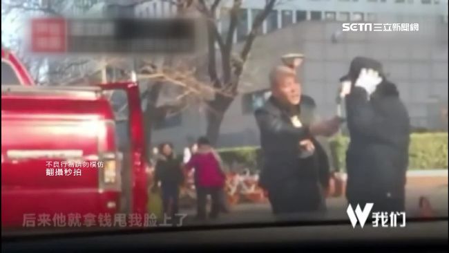 陸男停車被拒　竟拿鈔票「打臉」保全