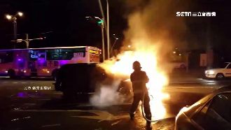 搶黃燈騎士當場彈飛亡　油箱破引大火