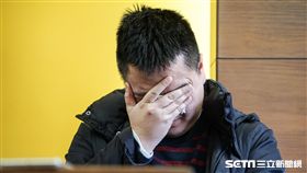 針對新黨黨工遭搜索，新黨副主席李勝峰召開記者會說明，黨工陳斯俊情緒不穩落淚。 圖／記者林敬旻攝