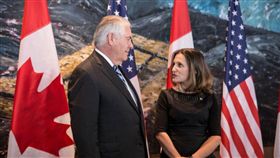 加拿大外交部長方慧蘭（Chrystia Freeland，圖右）與美國國務卿提勒森（Rex Tillerson）。（圖／翻攝自Chrystia Freeland twitter）