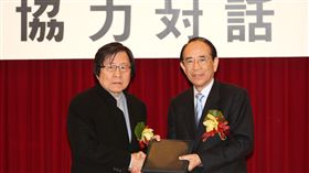 台日海洋對話  雙方簽署備忘錄（2）台日關係協會會長邱義仁（左）與日本台灣交流協會會長大橋光夫（右）20日在台北，簽署海難搜索救助合作備忘錄。中央社記者張皓安攝  106年12月20日