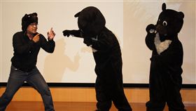 黑熊的米亞桑繪本發表　戲劇演出內容玉山國家公園管理處委託國立台中科技大學，編製「黑熊的米亞桑」繪本，傳遞黑熊保育觀念。20日舉辦新書發表會，透過生動戲劇演出繪本故事內容（圖），邀當地水里、新興國小學童來聽故事。中央社記者蕭博陽南投攝　106年12月20日
