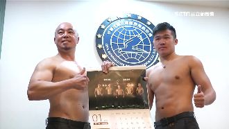 「肌」情四射！航空站推猛男月曆吸睛