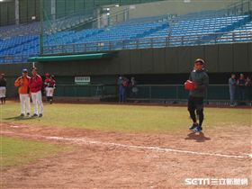 ▲統一獅內野手陳傑憲出席台日棒球教室指導國中球員。（圖／記者蕭保祥攝）