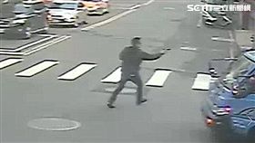 新北市土城區今天早上6時許發生一起行車糾紛案件，2名男子騎乘一部機車違規紅燈左轉，險些與綠燈剛起步的小貨車發生擦撞，2名騎士當場不滿與小貨車游姓司機發生口角衝突扭打，其中1名騎士還拿出槍枝作勢要恐嚇游姓司機，沒想到游姓司機不但不怕對方亮槍，先直接將一名騎士過肩摔後，還從貨車車廂拿出鐵鍬還擊，2名騎士最後落荒而逃。