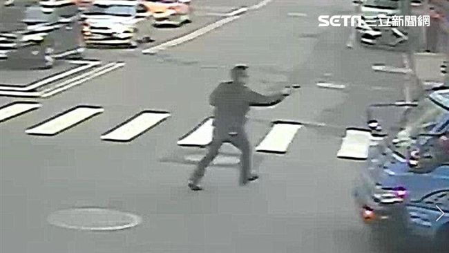 行車糾紛持槍恐嚇　勇司機過肩摔擊退