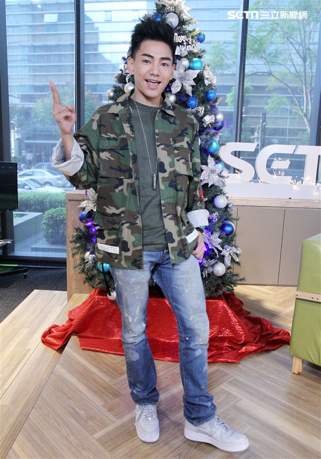 孔令奇上「安安大明星」直播宣傳新專輯。（記者邱榮吉/攝影）