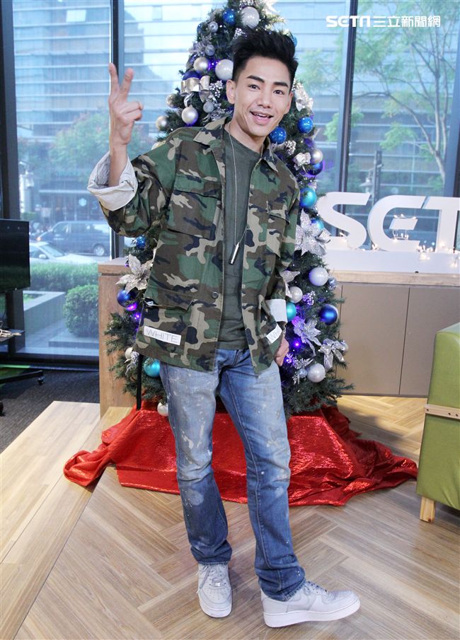 孔令奇上「安安大明星」直播宣傳新專輯。（記者邱榮吉/攝影）