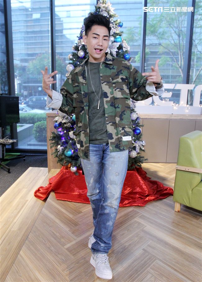 孔令奇上「安安大明星」直播宣傳新專輯。（記者邱榮吉/攝影）